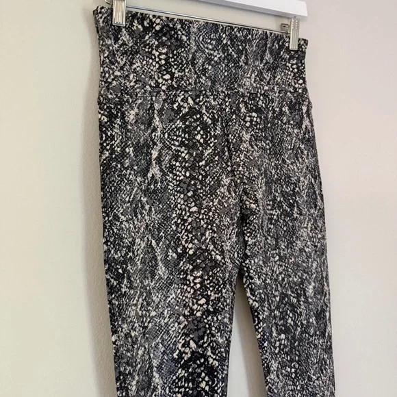 NWT Spanx Faux Leather Snakeskin Shine Print Leggings Grey Black‎ Size Large - Picture 9 of 14